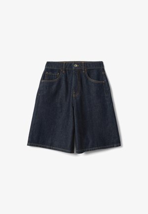 Dunkelblaue Denim-Shorts in Kniehöhe mit Vordertaschen, Gürtelschlaufen und einem Knopfverschluss vor weißem Hintergrund.