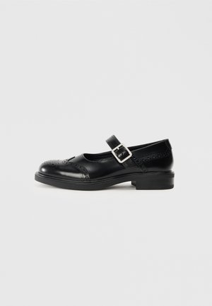Schwarze Leder-Mary-Jane-Schuhe mit niedrigem Blockabsatz, runder Zehenform, dekorativen Broguemuster und einem verstellbaren Riemen mit einer Metallschnalle.