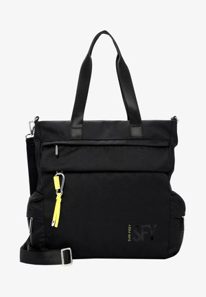 Sac à dos noir en tissu texturé, avec deux poignées robustes, une sangle réglable, une poche zippée à l'avant et un accent jaune attaché à un clip.