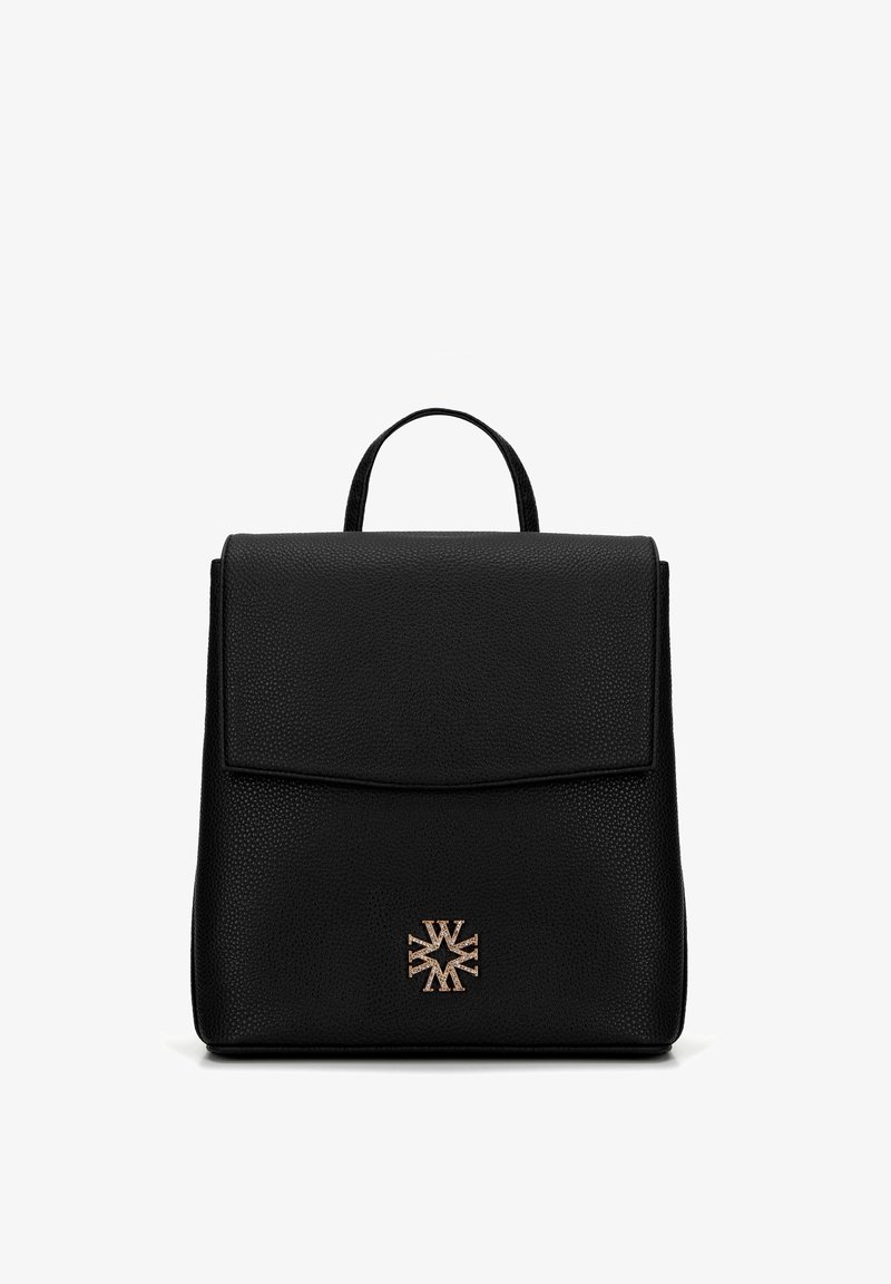 Sac à dos en cuir noir avec un design structuré, une surface texturée, une fermeture à rabat et un logo doré en accent au bas du devant.