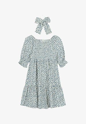 Bloemenjurk met bijpassend strikaccessoire, voorzien van een blauwe bloemenprint op een witte achtergrond, pofmouwen en een gelaagde zoom.