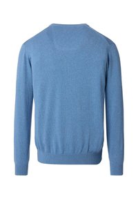 Niebieski sweter typu pulower z długimi rękawami, okrągłym dekoltem, ściągaczami przy mankietach i u podstawy. Miękka tekstura i lekki materiał.