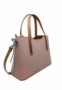 Bolso de mano de piel rosa claro con asas de piel marrón. Forma rectangular plana, acentos en hardware plateado y textura suave. Correa de hombro ajustable.