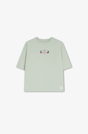 Hele rohelise puuvillane t-särk lühikeste varrukatega, mille keskosas on kahe figuuri ning lillede aktsentidega graafika. Silt paremas alumises nurgas.