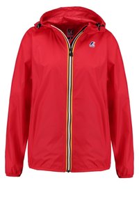 Czerwona kurtka przeciwdeszczowa z kapturem, z pełnym zapięciem na zamek błyskawiczny i czarno-żółtymi paskami. Wykonana z lekkiego, wodoodpornego materiału.