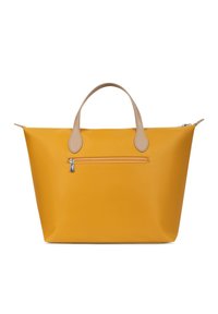 Borsa a tracolla gialla con manici beige, tasca frontale con cerniera e tirazip in argento, su uno sfondo bianco.