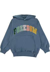 Modrá bavlněná mikina s kapucí, vybavená klokaní kapsou, s nápisem "SVOBODA" v barevných chlupatých písmenech napříč hrudníkem. Součástí je šňůrka na stažení kapuce.