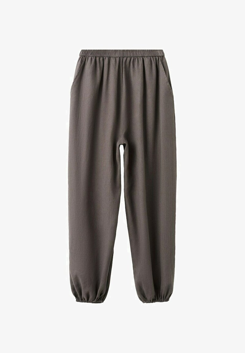 Brune afslappede bukser med elastisk linning og manchetter, med sidelommer, vist på hvid baggrund.