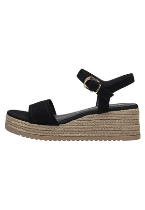 Sort kile-sandal med flettet jute platformsål, åben tå, ankelrem og sølv spænde lukning på hvid baggrund.