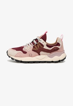 Sneaker sintetico e in suede color bordeaux, rosa e beige. Presenta una suola testurizzata, accenti tonali e chiusura con lacci con un anello sul tallone.
