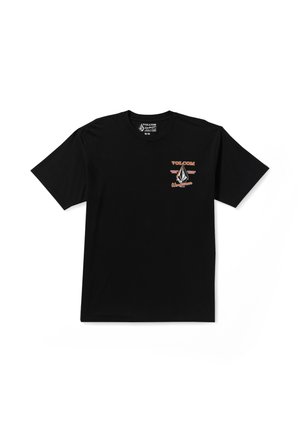 T-shirt noir à manches courtes en coton ; doté d'un petit logo sur le devant en orange et blanc avec des graphiques triangulaires et le nom de la marque.