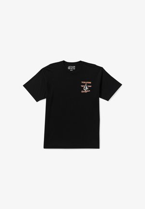 Czarny t-shirt z krótkim rękawem wykonany z bawełny; posiada małe logo z przodu w pomarańczowym i białym kolorze z trójkątnymi grafikami oraz nazwą marki.