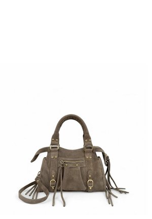 Sac à main en daim taupe avec double anses, poche zippée à l'avant, clous dorés, boucles et longs détails de pompons sur fond blanc.