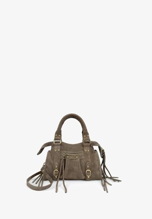 Sac à main en daim taupe avec double anses, poche zippée à l'avant, clous dorés, boucles et longs détails de pompons sur fond blanc.