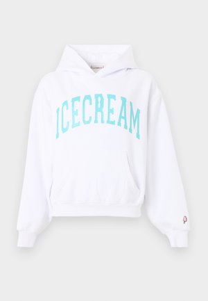 Hvit hettegenser med lyseblå "ICECREAM"-tekst over brystet og en liten rosa ispinnegrafikk på venstre ermekant.
