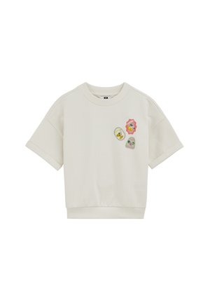 Kremno bel pulover s kratkimi rokavi, z rebrastim ovratnikom in manšetami, okrašen s tremi barvitimi obliži s sadno tematiko na zgornjem levem delu prsi.