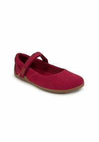 Ballerine in tessuto rosso con punta arrotondata, cinturino regolabile e suola in gomma beige. Texture morbida con cuciture rinforzate.
