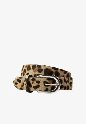 Seler af leopardprint lavet af tekstureret stof, med en sølvfarvet metalspænde og en glat kant. Designet inkluderer kontrasterende sorte pletter.