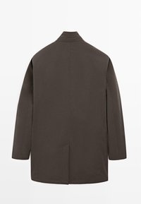 Brauner Mantel mit langen Ärmeln und geradem Schnitt. Verfügt über einen hohen Kragen, einen Rückenschlitz und eine glatte Textur. Minimalistischer Stil ohne sichtbare Beschläge.