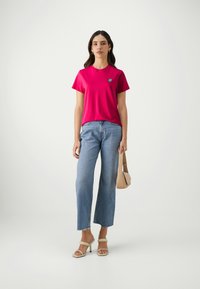 KARL LAGERFELD OVERSIZED IKON PATCH - Paprasti marškinėliai - persian red