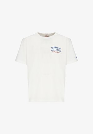 T-shirt bianca a maniche corte con scritta «"Espresso Macchiato St Barth Cuisine"» blu e rossa sul petto sinistro e un piccolo logo sulla manica destra.