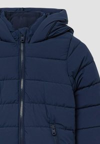 Marineblauwe gewatteerde winterjas met een ritssluiting aan de voorkant, een ritszak aan de zijkant en een aangehechte capuchon met fleece voering.