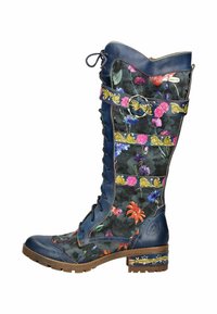 Stivale alto fino al ginocchio con un motivo floreale scuro sul tessuto, dettagli in pelle blu, punta rotonda, allacciatura frontale e cinturino decorativo.