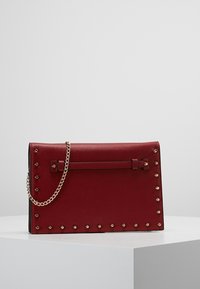 Dorothy Perkins Taška s příčným popruhem - dark red