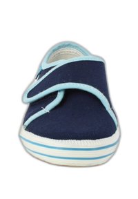 Marineblaue Leinenschuhe mit einem hellblauen Klettverschluss, runder Zehenpartie und weißer Gummisohle mit blauen Streifen.