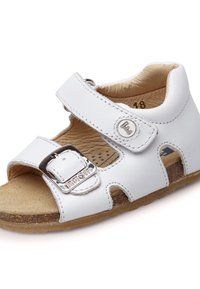 Sandalia de cuero blanco con correas ajustables, detalle de hebilla, punta abierta y diseño recortado. Plantilla suave con suela texturizada. Talla 18.