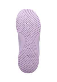 Suola della scarpa in viola chiaro, con gomma testurizzata caratterizzata da righe e motivi circolari per migliorare l'aderenza, progettata per comfort e durata.