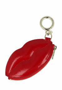 Portafoglio rosso lucido a forma di labbra, con un portachiavi in tono oro e una cerniera con un dettaglio di cucitura testurizzata.