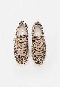 Leopardmønstrede sneakers med beige stof, neutrale snørebånd, hvide såler og lynlåsdetaile på siden. Rund tå og flad design.