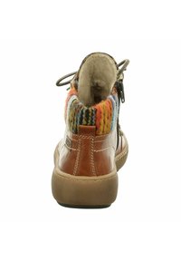 Hnědá kožená kotníková bota s multicolor pleteným manžetou, béžovou vnitřní podšívkou, bočním zipem a texturovanou gumovou podrážkou, pohled zezadu.