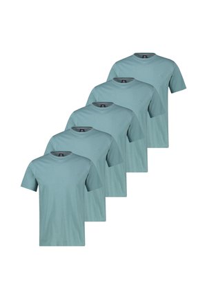 Fem enkle lyseblå T-shirts med rund hals og korte ærmer, arrangeret diagonalt på en hvid baggrund.