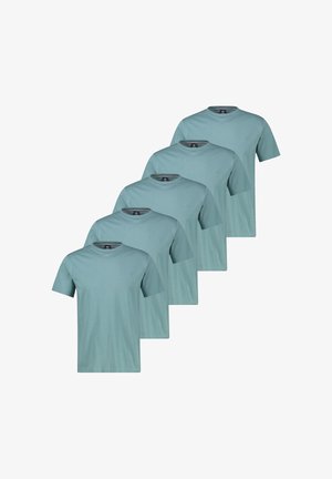 Fem enkle lyseblå T-shirts med rund hals og korte ærmer, arrangeret diagonalt på en hvid baggrund.