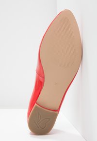 Czerwony lakierowany szpilka z cienkim noskiem, gładką fakturą i beżową gumową podeszwą z logo motyla oraz informacją o rozmiarze.