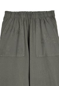 Szare spodnie z elastycznym paskiem w talii, z dekoracyjnymi haftowanymi kieszeniami i gładką teksturą, charakteryzujące się luźnym krojem i szerokimi nogawkami.