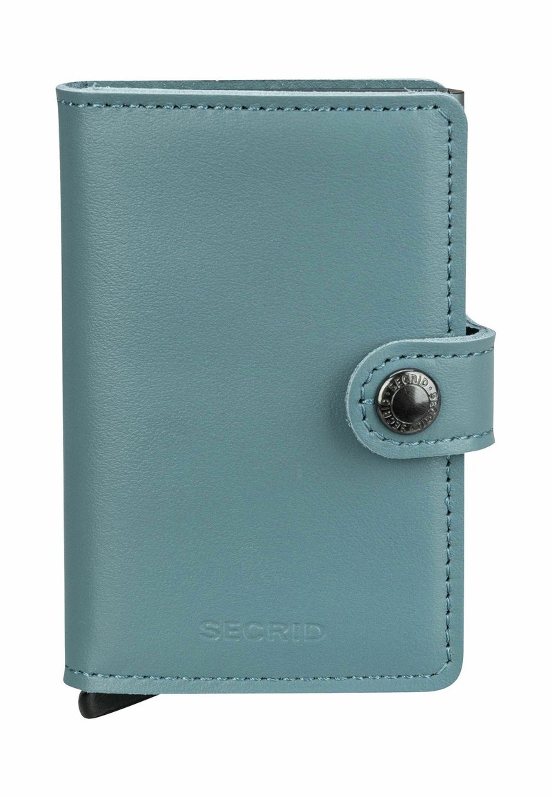 Portafoglio in pelle teal con texture liscia, design verticale, bordi arrotondati e chiusura a bottone a scatto. Presenta la scritta "SECRID" in rilievo sulla parte frontale.