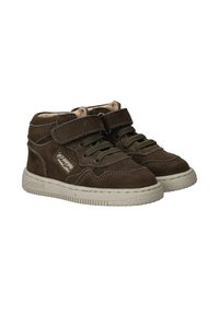 Bruine suede peutersneakers met klittenbandsluitingen, groene veters, witte rubberen zolen en het merk "Shoesme" aan de zijkant.