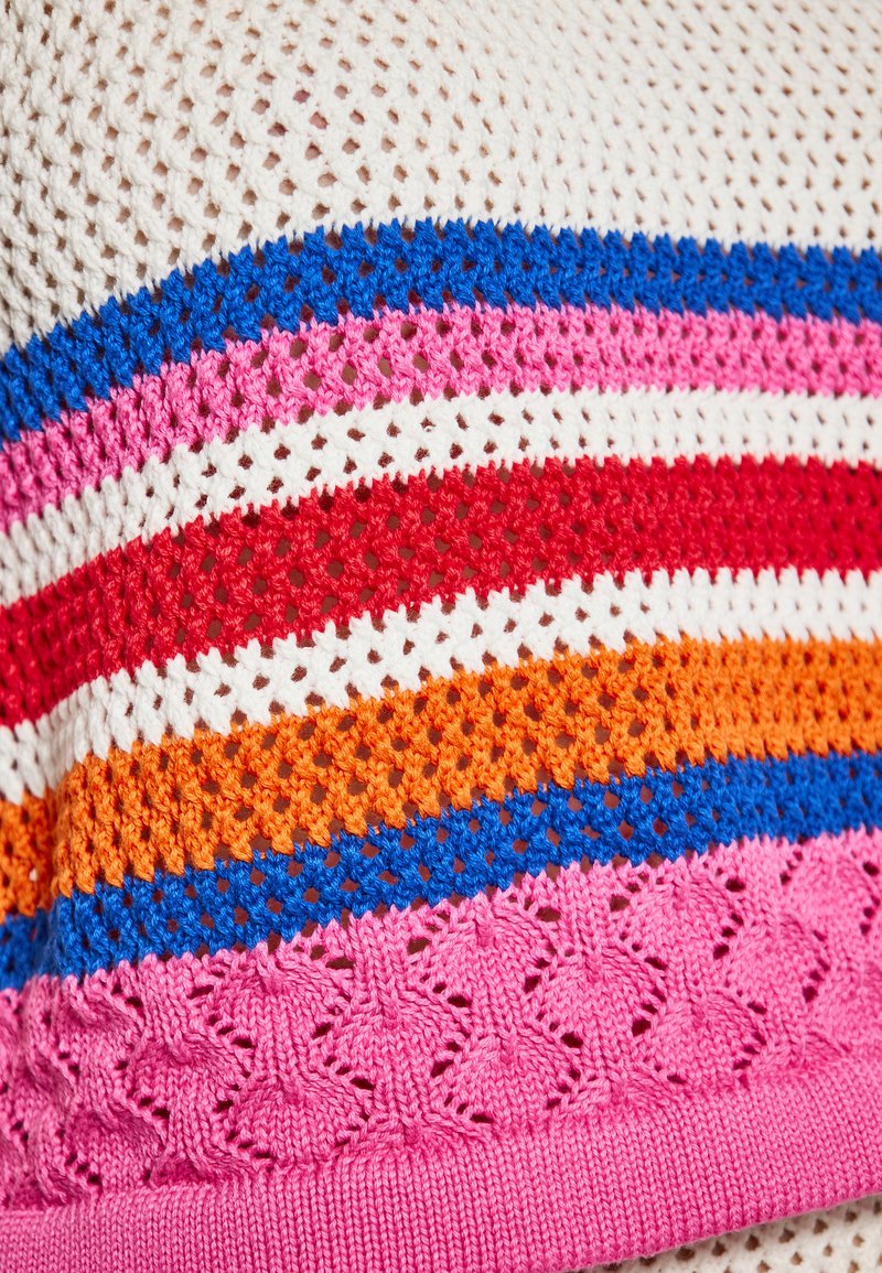 Stickad tyg med horisontella ränder i röd, rosa, orange, blå och vit. Texturen är öppen väv med en dekorativ, texturerad rosa kant.