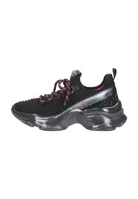 Zapatilla deportiva negra con material de malla, superficie texturizada, acentos reflectantes y cordones rosas; suela translúcida con patrón estriado.