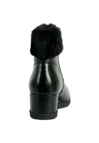 Bottes noires en cuir àcheville avec un revers en fourrure texturée, bout rond et un talon modeste. Présentent une finition lisse et des détails de couture subtils.