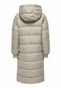 Lange pufferjas in lichtbeige, voorzien van een capuchon, geribbelde manchetten en doorgestikte horizontale panelen voor isolatie. Soepele, matte textuur.