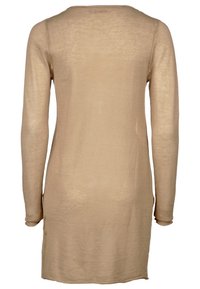 Beżowy sweter z długim rękawem o luźnym kroju, z okrągłym dekoltem i teksturowanym splotem. Brak widocznych dodatków ani wzorów.