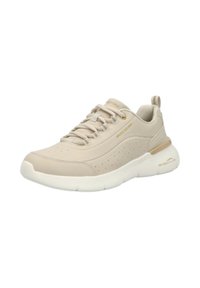 Zapatilla deportiva beige con parte superior sintética suave, diseño perforado, amortiguación ligera y suela blanca. Presenta el logo de la marca en dorado.