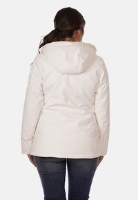 Giacca bianca isolata con cappuccio, caratterizzata da una texture liscia e un design aderente. Il cappotto ha cuciture laterali e una vita leggermente svasata.