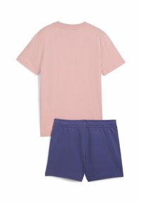 Camiseta corta de color rosa con cuello redondo, combinada con pantalones cortos de cintura elástica en azul marino, ambos hechos de una tela suave y transpirable.