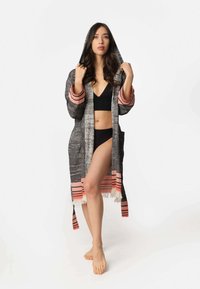 MAЯSIKØH Hommikumantel - black