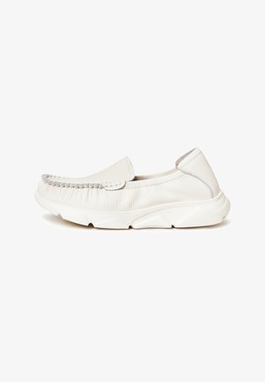 Bottes blanches en cuir avec une finition texturée, présentant une couture décorative le long du bord, et une semelle en caoutchouc blanc flexible.